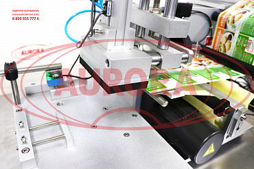 Полуавтоматический этикетировщик АЭ-4М (для пакетов) с датчиком наличия тары и датировщиком с увеличенной платформой