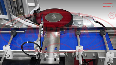 Этикетировочный комплекс мод. АЭ с ленточным транспортером и двумя накопительными столами