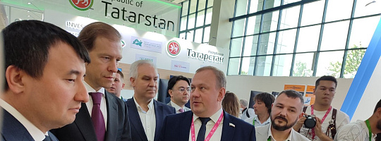 Министр промышленности и торговли РФ Денис Мантуров высоко оценил оборудование завода АВРОРА на выставке ИННОПРОМ